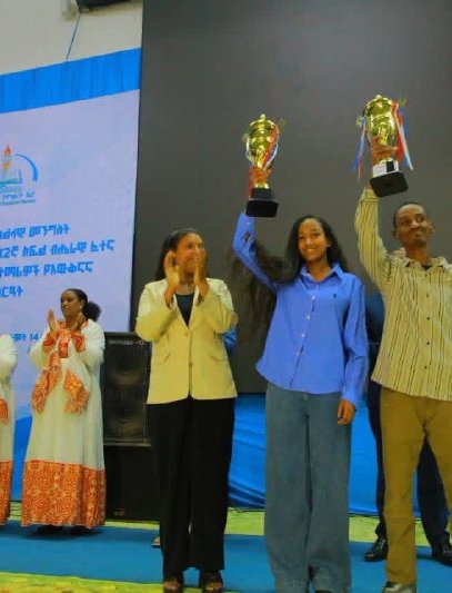 የአማራ ክልል ትምህርት ቢሮ ለ2018 ዓ.ም. የ12ኛ ክፍል ከፍተኛ ውጤት ለያዙ ተማሪዎች ሽልማት ሲሰጥ።